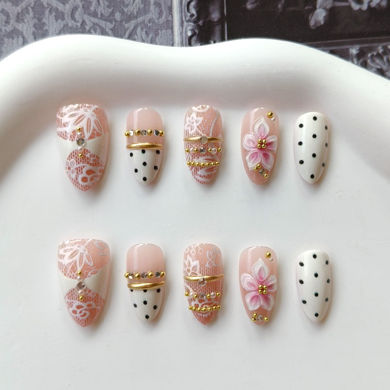 Nail Art Press On - 10개입, 3D 금박 장식의 흰색 레이스